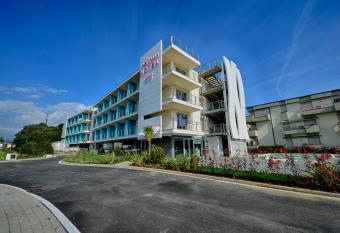 (null) has Balcony rooms