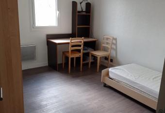 Chambre 12m2,10min du centre et de la plage allows 18 year olds to book a room