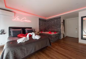 LE COCON- Jacuzzi & Sauna priv  s By SweetDreams has Balcony rooms