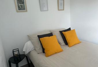 La belle   toile has Balcony rooms