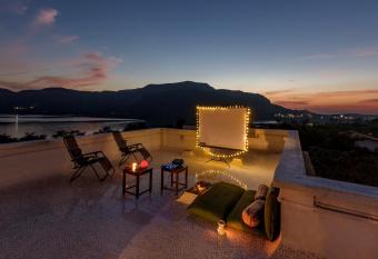 CosmicStays Afita Mohari- An Eco-friendly Lake Retreat at Tamhini has rooms with a private hot tub