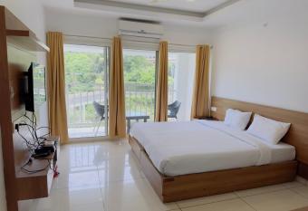 HOTEL LET S STAY has Balcony rooms