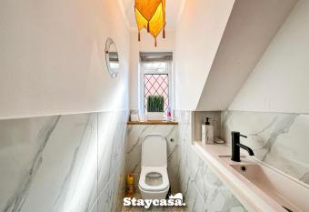 Beautiful Detached Villa - Jacuzzi Bath - Parking has rooms with a private hot tub