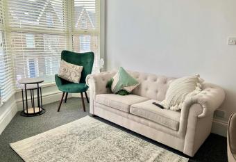 Stunning Flat Close to Beach allows 18 year olds to book a room