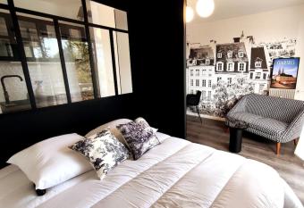 Le p tit Beauce au C  ur de Chartres allows 18 year olds to book a room