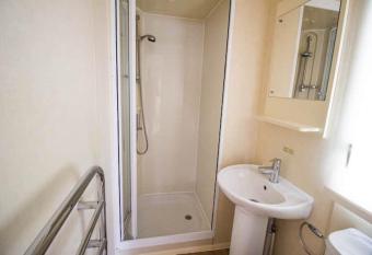 8 Berth Cosy Caravan in Scratby allows 18 year olds to book a room