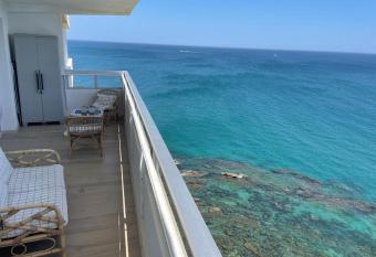 Maravilloso apartamento en primera l  nea de playa. has Balcony rooms