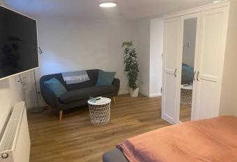 Klein aber oho! Neues Apartment in Stadt- und Fuldan  he allows 18 year olds to book a room