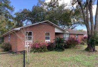Heyward Long Term Hosts has Balcony rooms