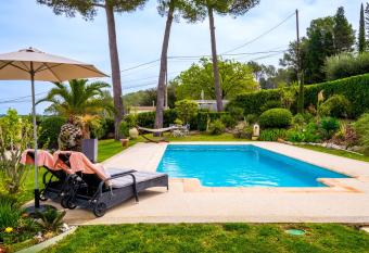 Le mas des pins has Balcony rooms