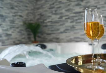 4AS Spa Paris has Balcony rooms