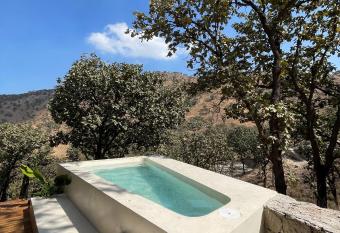 Casa Blumenhaus - Casa de Campo con Jacuzzi en Zapopan has rooms with a private hot tub