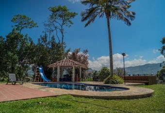 Finca El para  so Guatape has rooms with a private hot tub