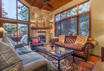 Townhouse Art Gallery in Mammoth's Best Location has rooms with a private hot tub