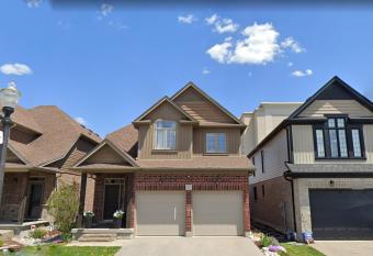 Executive House easy access to Kitchener-Waterloo, Cambridge, Toronto, walk to restaurants allows 18 year olds to book a room