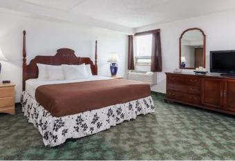 Best Stay Inn has rooms with a private hot tub