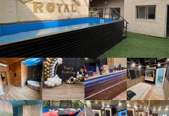                                -               - Royal has rooms with a private hot tub