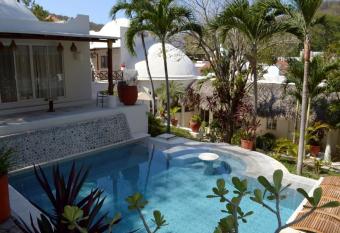 Alto de la Sierra Villa Huatulco by Rotamundos allows 18 year olds to book a room