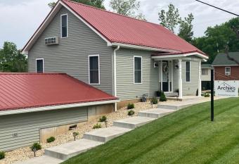 Entire House - Short Trolley Ride to Hermann allows 18 year olds to book a room
