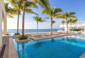 Harbor 7010 by Moikkarentals Beachfront 300MB Wifi has rooms with a private hot tub