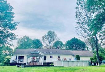 Amazing Getaway 4BR 3BA, pool, hot tub, pool table, karaoke, ping pong, foosball, and more. has rooms with a private hot tub