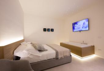 Giada Luxury Terrasini has rooms with a private hot tub