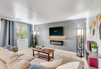 Cozy for Bookworms - Laundry - King Bed - Parking allows 18 year olds to book a room