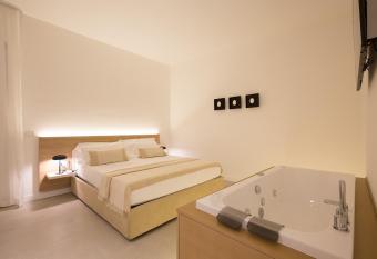 Giada Luxury has rooms with a private hot tub