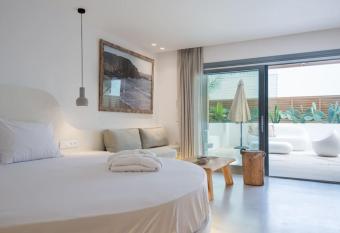 ABA   ospitalit   Paros -The Signature suite, Naousa has rooms with a private hot tub