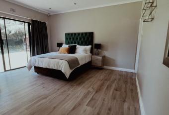 Le Ciara Luxury Guest House has rooms with a private hot tub