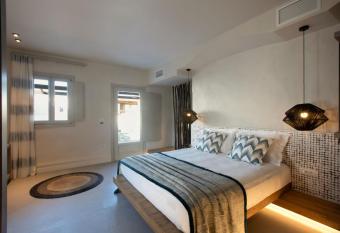 Villa Kelly Rooms & Suites allows 18 year olds to book a room