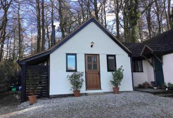 Cute studio cottage. Wood burner. Amazing views allows 18 year olds to book a room
