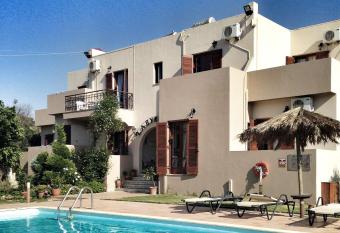 Labyrinth Studios has Smoking rooms