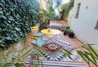 Un petit oasis en plein centre de C  ret. has Balcony rooms