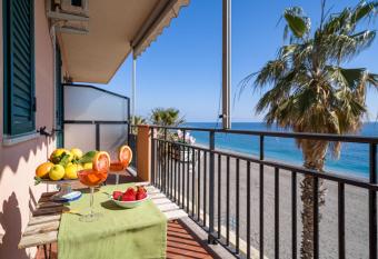 Loft Balcone Sul Mare has Balcony rooms