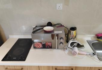 KSL Mall - High Speed WiFi - Bathtub - Netflix - 24-7 Support has rooms with a private hot tub