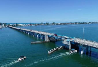 Minutes to Anna Maria Island has rooms with a private hot tub