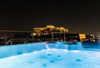 Majestic Penthouse Acropolis has rooms with a private hot tub