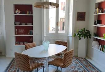 Incantevole appartamento in centro storico a Monza allows 18 year olds to book a room