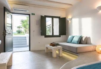 Princess Of Naxos has rooms with a private hot tub