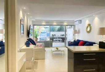 Grand studio-2 personnes-Antibes-Piscine-terrasse allows 18 year olds to book a room