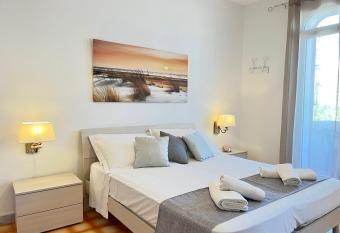 Casa Ilenia: a tre min dal mare, con posto auto! allows 18 year olds to book a room