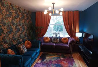 Boutique Abode - With Hot Tub has rooms with a private hot tub