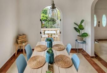 Casa Tortuga - Luxury by the Beach & Close to All! has rooms with a private hot tub