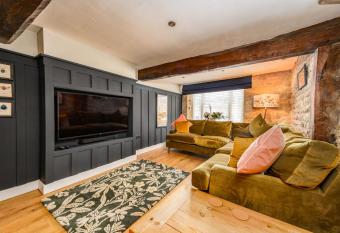 Spacious, luxury town centre Granary conversion allows 18 year olds to book a room