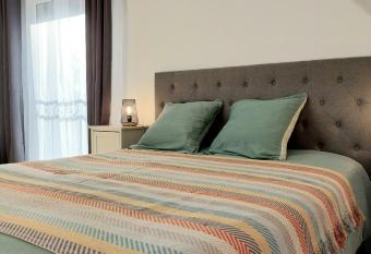 La Chambre du Valois allows 18 year olds to book a room