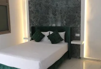 Ain atiq, maroc has rooms with a private hot tub