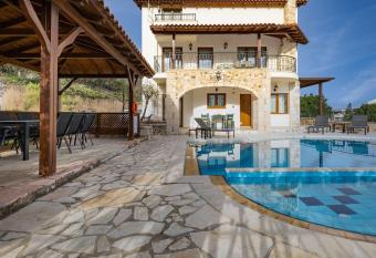 Villa Stefania/pool/garden/sea view/3bdrms/3bthrms allows 18 year olds to book a room