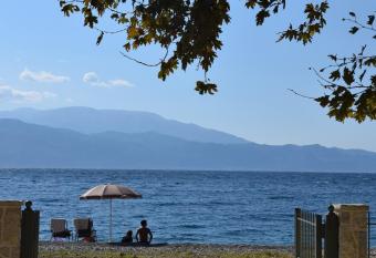 The Beach House, Skaloma has Balcony rooms