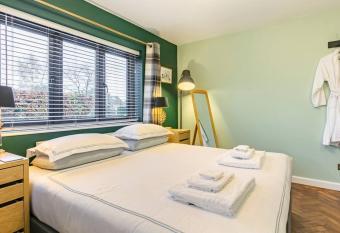 Villa De Rosa allows 18 year olds to book a room